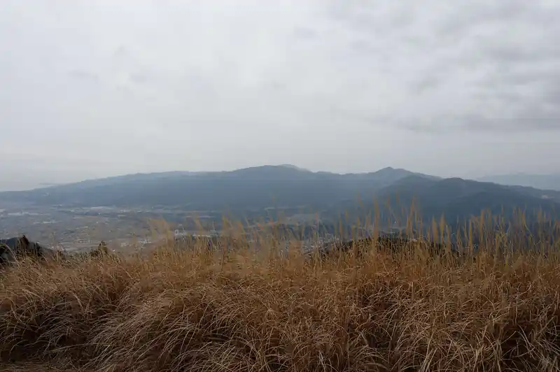 向かいに見えるのはたぶん箱根の外輪。中央あたりがたぶん明神ヶ岳のあたりかな。