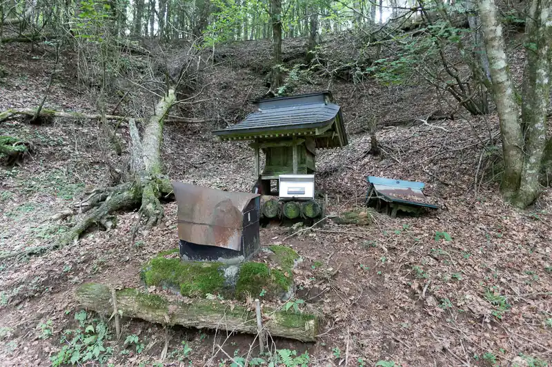 近くに神社。