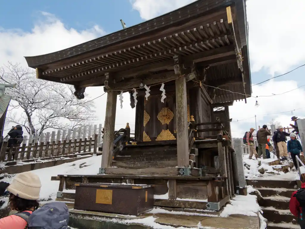 この左のところに神社の人がいるようで、御朱印を記帳している人が列を成していた。