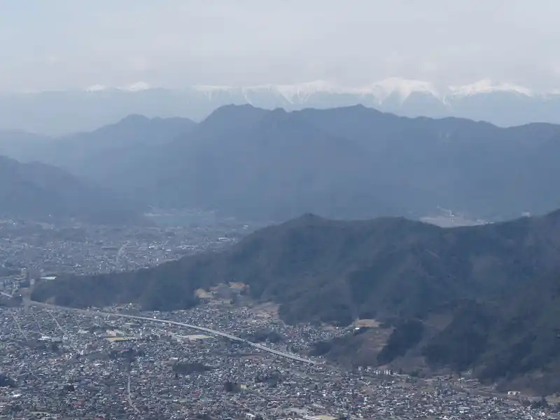 改めて河口湖方面。少し河口湖が見える。右下の方に下吉田駅。