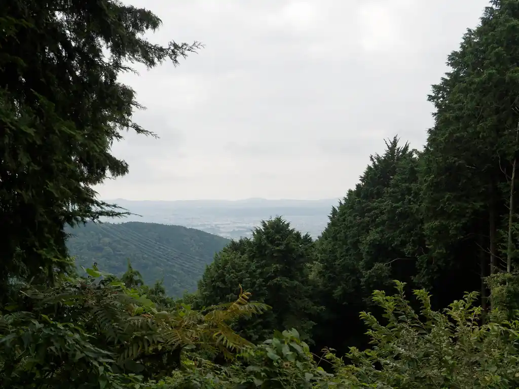 見晴茶屋からの景色。相変わらず曇り空で気持ちは晴れない。