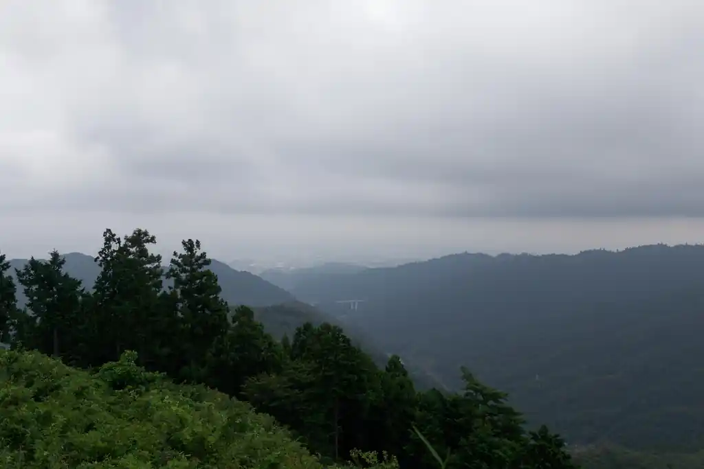 この後、小仏峠まで降りたところで雨が降り始め、レインウェアを着て小仏城山に。カメラもザックにしまったので写真はないですが、通り雨だったようで、30分もすれば雨はやみました。

小仏城山の茶屋でかき氷を食べるというのがテーマだったわけですが、茶屋はあいにく閉店していたようで、食べれず。