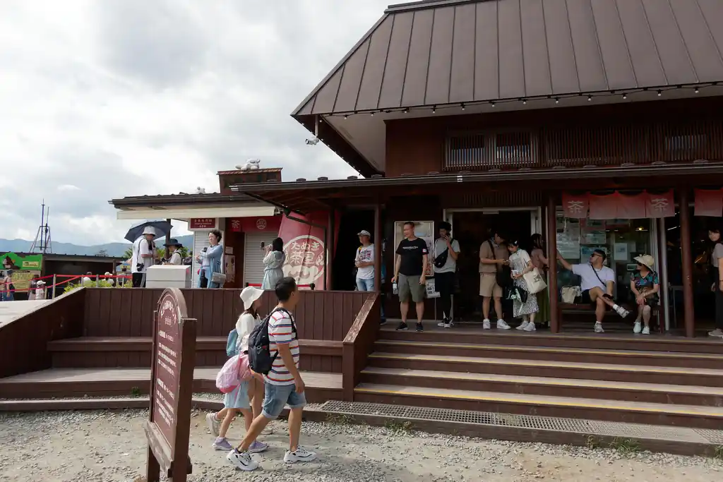ロープウェイのあたり。非常に人が多いのと、登山の格好だと浮くので足早に通り過ぎましょう。