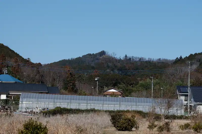 舗装路を歩いていると柏木山が見えました。