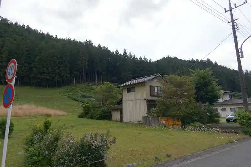 山を眺めながら歩く。
今日は天気予報の結果がイマイチ。午前中は曇り空だったが、徐々に晴れ間が広がっていき、ゴールする頃には暑くなっていた。

途中で名郷行の国際興業バスとすれ違ったが、中には大勢の登山者が乗っていた。棒ノ折山は人気だなあ。中には蕨山や武川岳に登る人もいるだろうけど…。