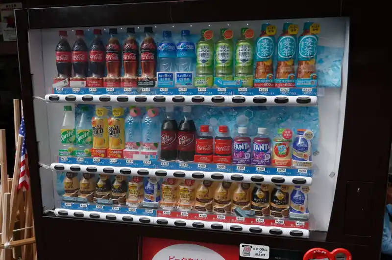 自販機も数台ありまして、大体500mlのペットボトルで250円が相場。
まあこんなもんだと思います。