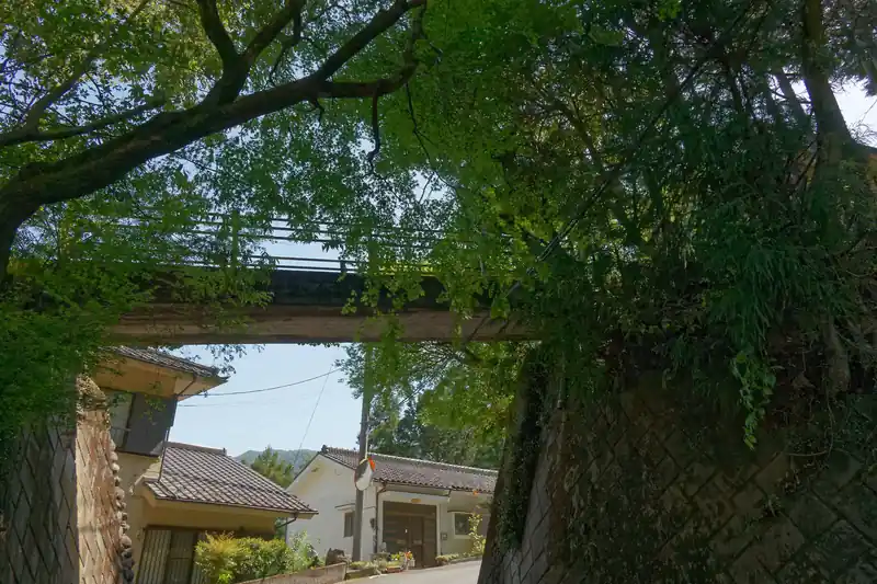 この橋を渡って降りてくる。