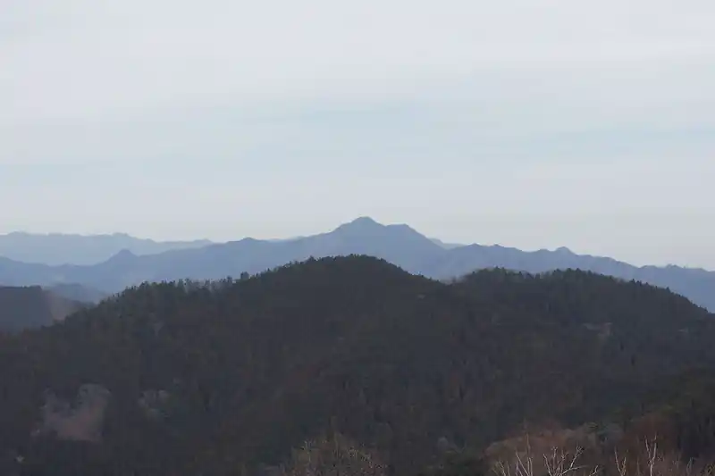 奥に特徴的な形の大岳山。