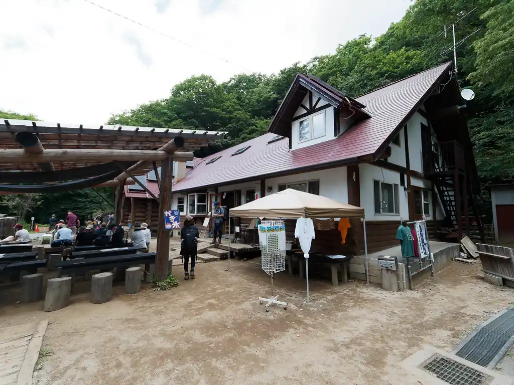 ロッジ長兵衛。
多くの登山者がここで休憩していた。このロッジ長兵衛の前にバス停と公衆トイレがある。

下山はかなり歩きやすい道だったので、飛ばし気味に歩いたら15分以上余裕を持ってバスにのることができました。
バスはよくある路線バスの車体ではなく、一回り小型のバス。かなり混んでいて補助席も使って全員座って出発時点でほぼ満席（50~60人）。

やまと天目山温泉で20人くらい？降りて、ようやく空きが出来ましたが、そこまでの途中のバス停では、人をほとんど乗せられずでした。（臨時便が出るからそれに乗ってくれ、と言っていた気がする。）


今回初めて大菩薩嶺に登ったが、景色は残念ながらそれほど楽しめなかった。以前平標山に登った時もガスっていて景色が微妙な感じだったので、次登るときはなんとしてもガスっていない日を狙っていきたい。
上日川峠から周回するルートは人気で手軽ではあるものの、やはりアクセスに難があるように思う。というのも、人気が集中していてバスに乗れないリスクが一定数あるような…。

登山経験があってそこそこ体力がある人は塩山駅下車、裂石の大菩薩峠登山口バス停から丸川峠に登るルートはオススメ。こちらはバスで交通系ICが使えるのと、片道300円という運賃の安さが魅力。
丸川峠への急登の道も、下山に使った道に比べると変化に富んでいてより登山道らしく、山道を歩くのが好きな人には向いていると思う。