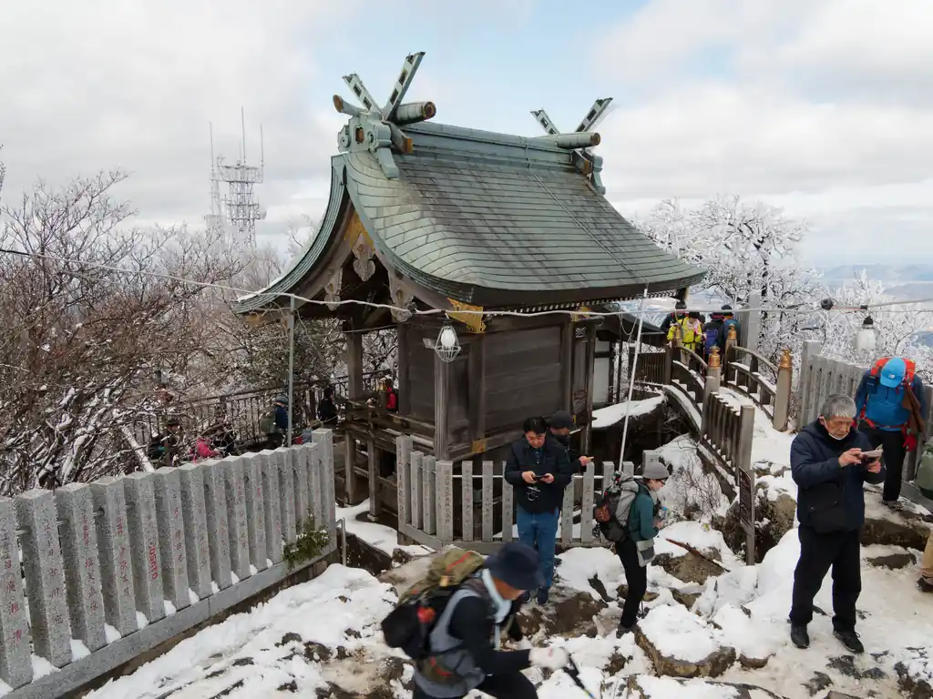 ひっきりなしに観光客と登山者が入れ替わり立ち替わり…といった感じ。
感覚では、登山者と観光客の割合は1:1くらいだったと思う。