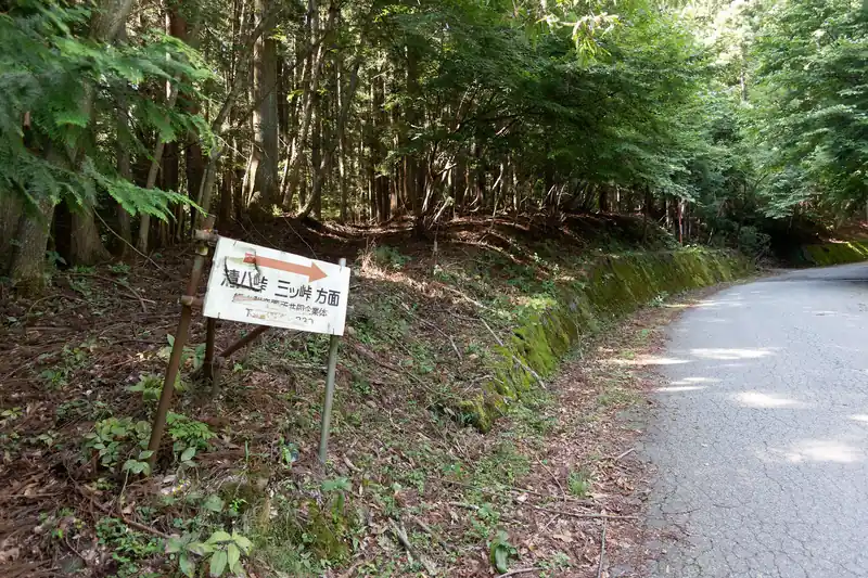 そのまま道なりに歩いていくと全く人がいなくなります。

相変わらず舗装路歩き。
途中、道標もあるんですが、正直このあたりまで来るとほぼ一本道です。