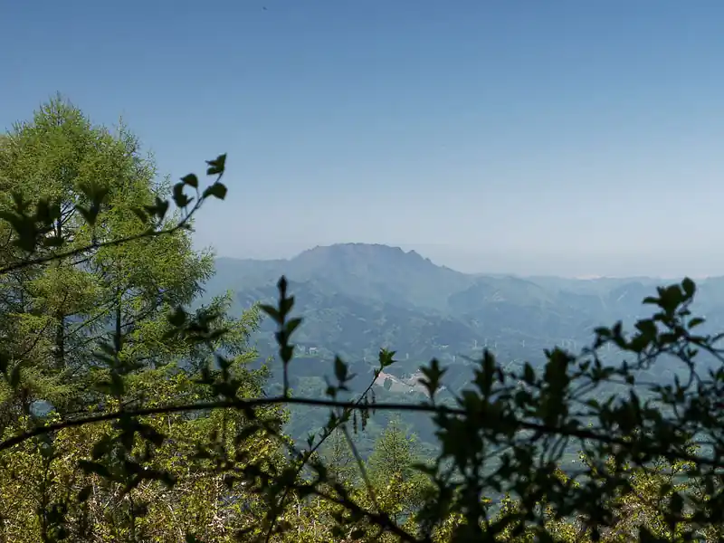 途中見晴らしが良いところがあり、奥に両神山。
快晴で連休なので、両神山もさぞ混んでいることだろう。
