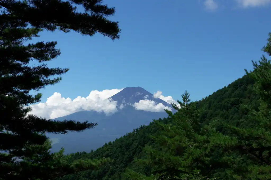 途中、股のぞきという場所から見える富士山。今も富士山に登ってる人がいるんだろうな～