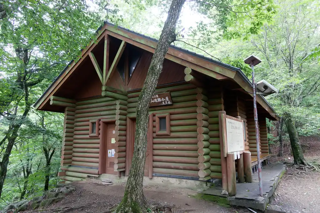 少し下ると三頭山避難小屋。なかなか立派なたたずまいです。