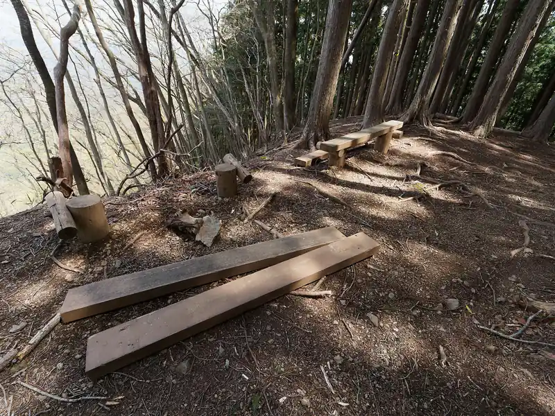 途中壊れたベンチを横目に見ながら…