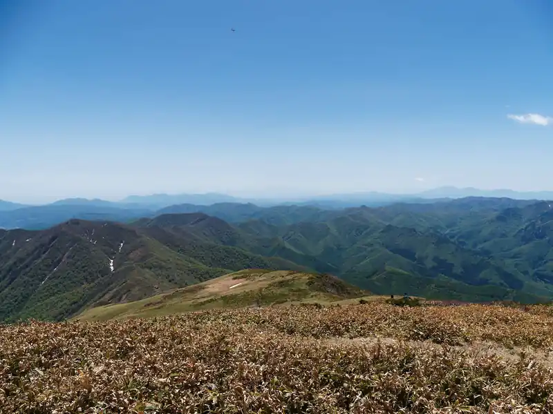 こちらは平標山の家方面。赤い屋根が平標山の家。