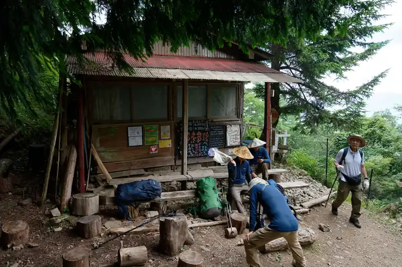 七ツ石小屋前で休憩する人たち。