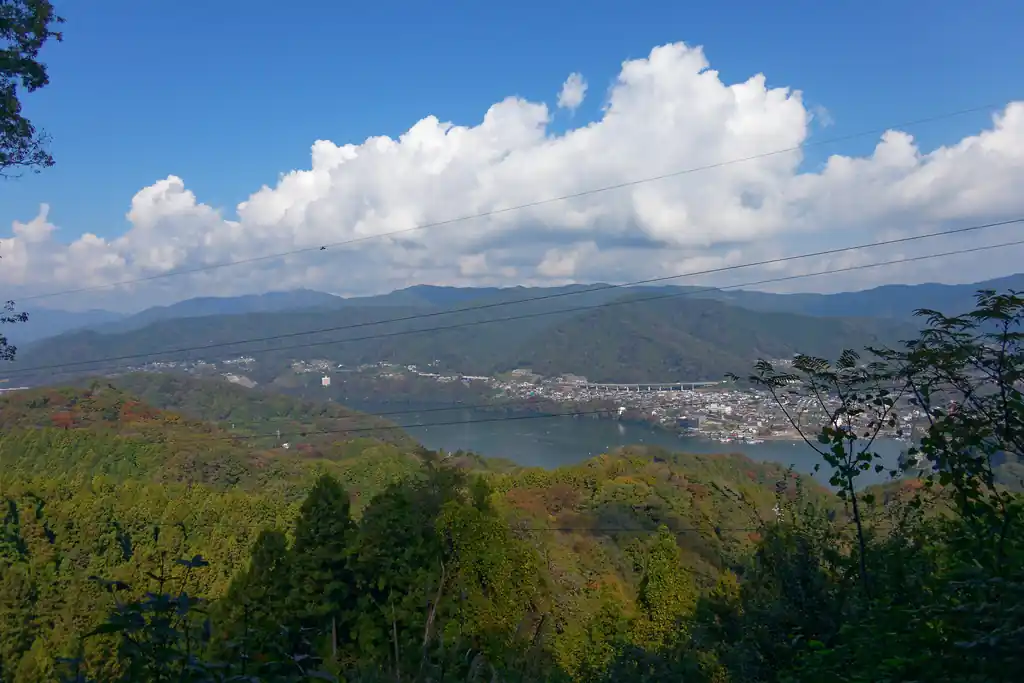 もう11月になるというのに、空は夏のよう。
歩き始めは曇っていたけど、青空が広がって気持ちがいい。初めて登る山はこういう天気の良い日に登りたいものである。
初めて歩く登山道が、暗く陰鬱とした感じだと、山の印象が悪くなる気がする。