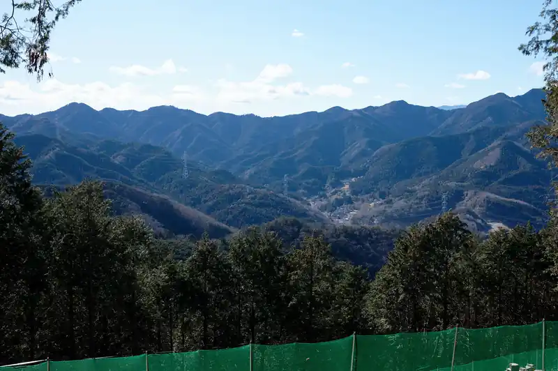 少し前までは西側は木で何も見えなかったんですが…最近伐採されたようで好展望となっていました。
奥武蔵の山々が見渡せる。西側で休憩している登山者は多く、早速人気の場所になったようです。
まあこっちのほうが陽があたるから、冬は特に嬉しい。