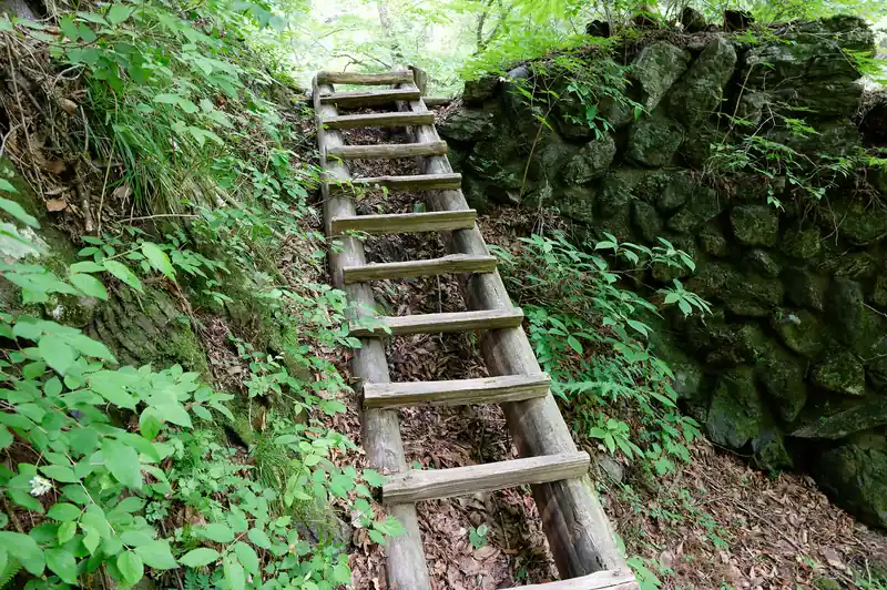 橋を渡った先に小さい階段。