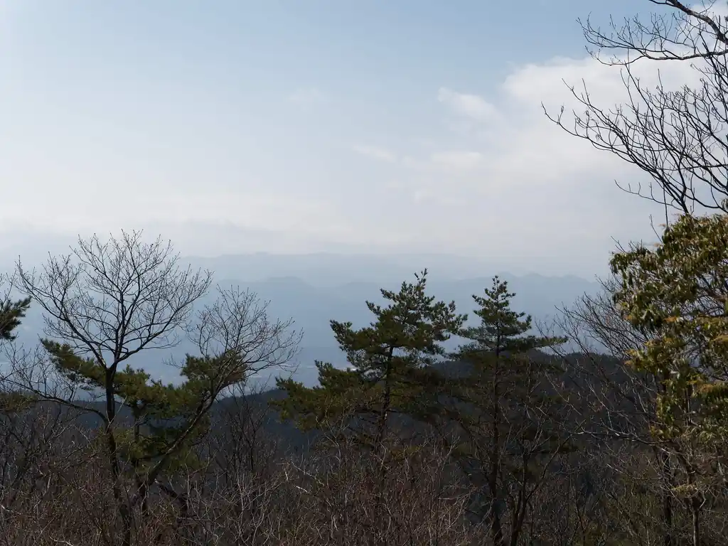 ここは木がないため、陣馬山方面の見晴らしがきく。ぶっちゃけ生藤山より見晴らしは格段に良い。