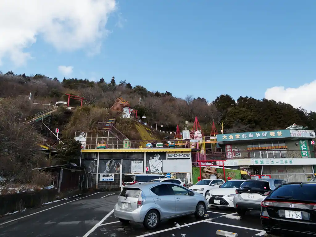 謎の昭和レトロな施設。営業はしていなかったが、もう閉店しているのか、たまたま休業日だったのか。