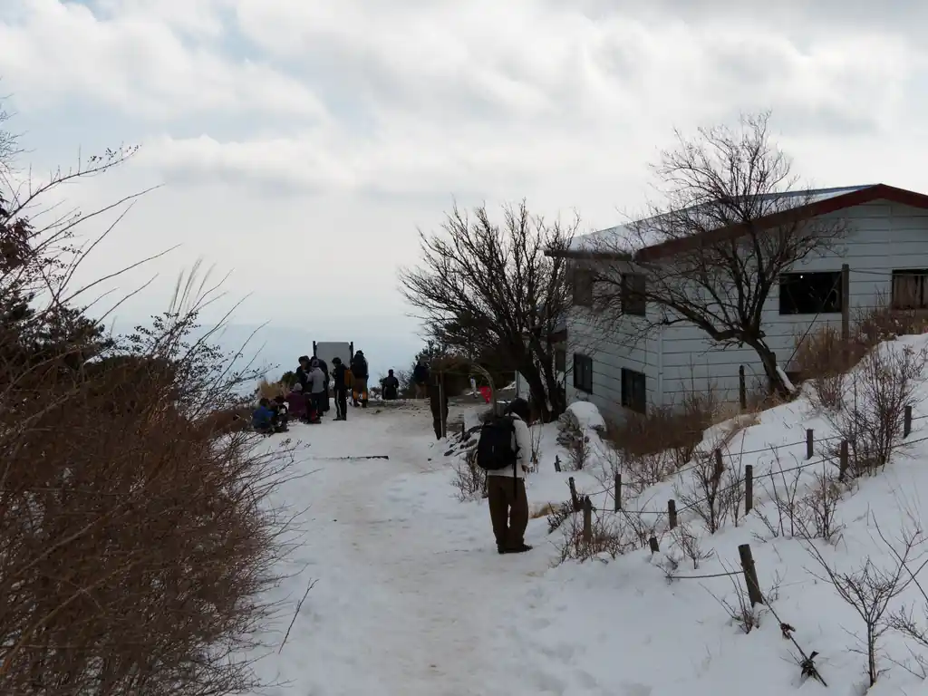ようやく花立山荘まで戻ってきた。
下山時もここで休憩している人は多い。