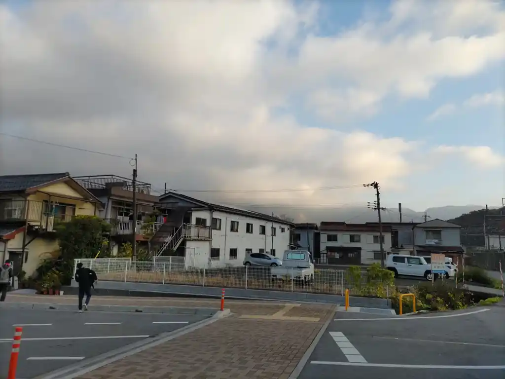 雲で伊吹山の山容は全く見えない

駅から伊吹山が見えるはずなのだが、全く見えない。折角東京から来てガスってて何も見えませんでした！は流石にな～と考えていたが、結局この後、バスから伊吹山方面を眺めていると、次第にガスが消えていき、山頂あたりがうっすらと見えるくらいになったのだが、山頂が少し白くなっているような気もして、雪が積もっていたらまずいな…と考えていたが、その心配は無用だった。