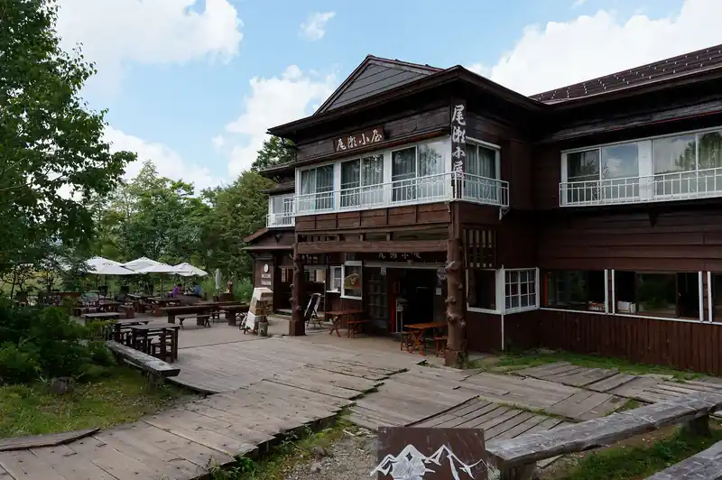 今回宿泊予定の尾瀬小屋に到着。
小屋前のテラスには数人の登山者が休憩中。既に尾瀬小屋の売店で料理を注文して、おしゃれな料理を食べている人もいる。