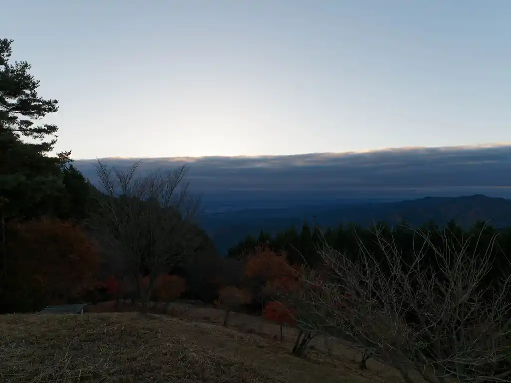 せっかくだしご来光も見れたらなあ、と思っていたけど、雲が厚く全く見えなかった。
この雲の暑さはやばいかもなあ、と思い始める。