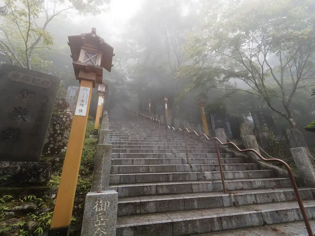 ようやく御岳山。観光客は少しだけだけどいる。こんなガスってる日にわざわざ来なくても…と思わんでもない。