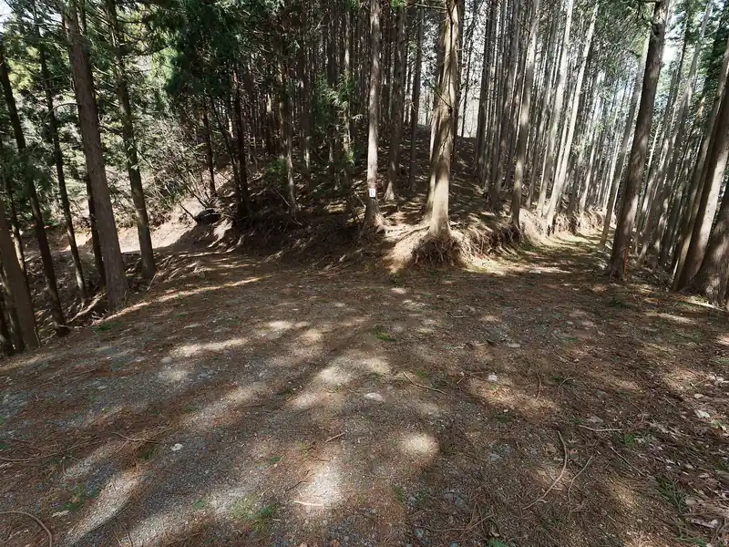 ブルドーザー道と合流。黒山から歩いてくると中央から出てくる。