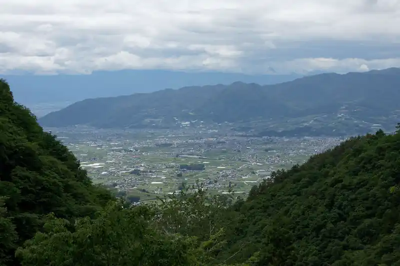 あとは舗装路を歩いて駅まで歩くだけです。
途中眺めの良いところで写真を撮りつつ進みます。中央あたりの平地が甲府盆地のはずです。