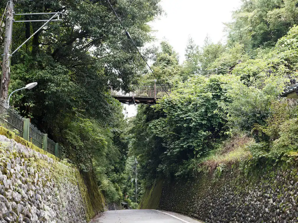 とりあえず陸橋の下のあたりまで歩いて行って見る。事前に確認していないものの、おそらくこの辺りに登り口があるのではないか、という予想の上です。
なければ瀬音の湯あたりまで戻って登ればいいか～くらいの考え。