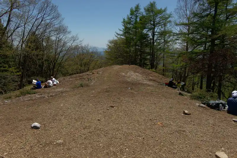 六ッ石山も山頂は広く、10人程度の登山者が休憩中。
ここから奥多摩湖方面に降りるルートもあるようだ。