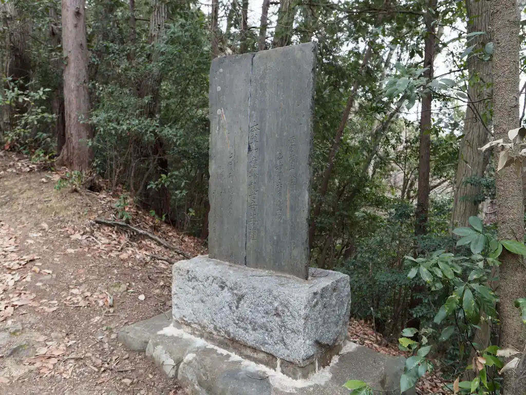 この道、道中とにかく写真のようなモニュメントが多くて実は由緒正しい歴史あるお寺かなにかがあるんだろうか？と思ったんですが、よくわかりませんでした。