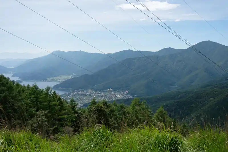 霜山の北側に送電鉄塔があり、ここが開けていて見晴らしが良い。