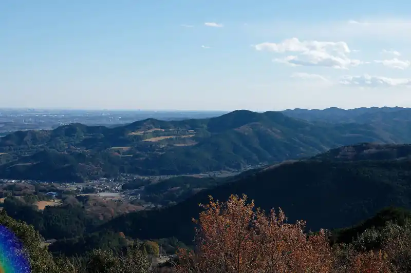 こっちはゴルフ場と大高取山。越生のシンボル的な山だ。越生駅から近く、木が伐採されていて街並みがよく見えるため人気がある。