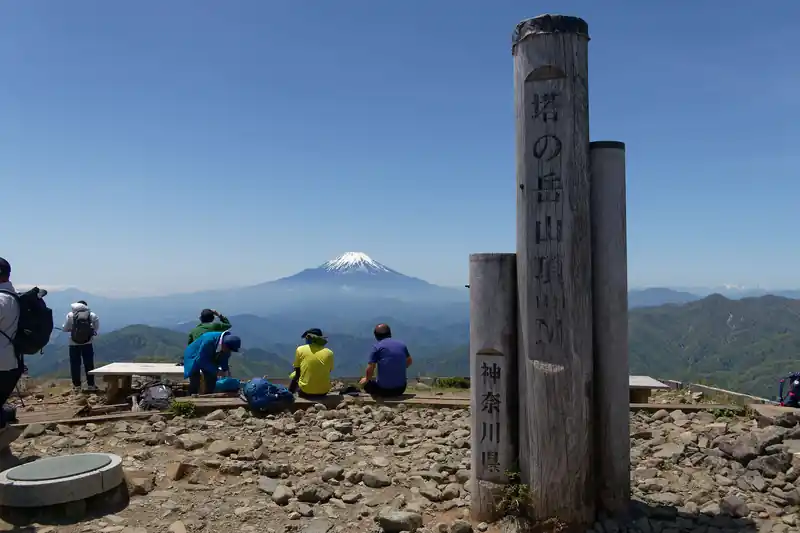 というわけで塔ノ岳に戻ってきた。
流石にこの時間だと山頂は登山者だらけ。ちょうどお昼の時間なので、昼食を食べている人が多い。