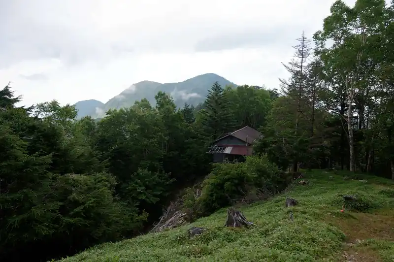 直ぐ側に見えるのが雲取ヒュッテ。今は廃屋となっています。