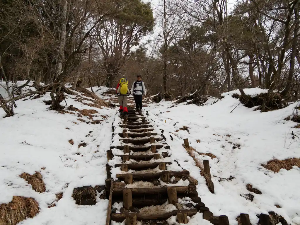 堀山の家から進んでいくと雪が増えてくる。
このあたりで軽アイゼン・チェーンスパイクを付けた人が増える感じだった。