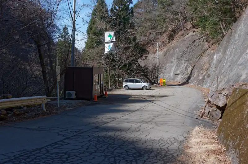 山門のあたりまで戻ってきて、駐車場には車一台。