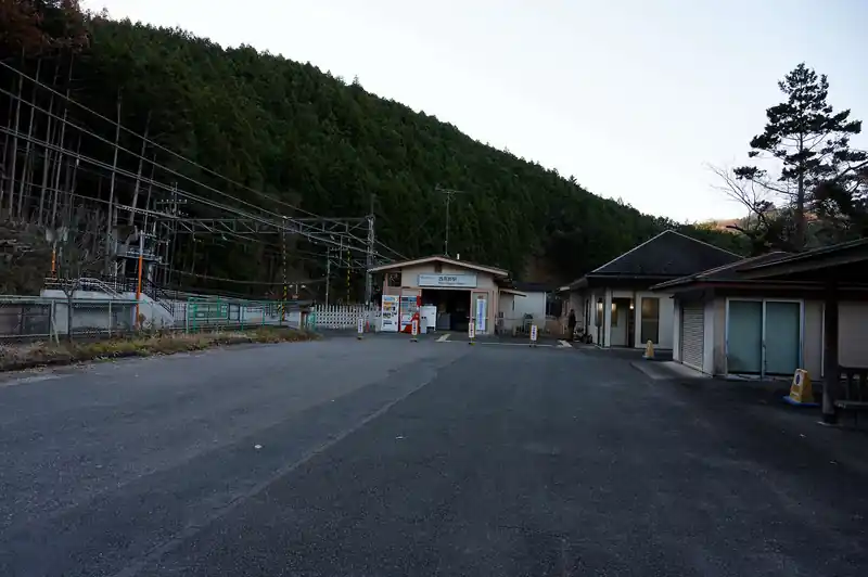 歩き始めは西吾野駅から。
この駅は午前中は日陰なので、冬はかなり寒い。
数人の登山者が下車したが、子ノ権現方面へ歩いて行った人たちと、関八州見晴台のパノラマコース方面へ歩いていく人だけで、案の定柏木尾根を歩こうという人はいなかった。