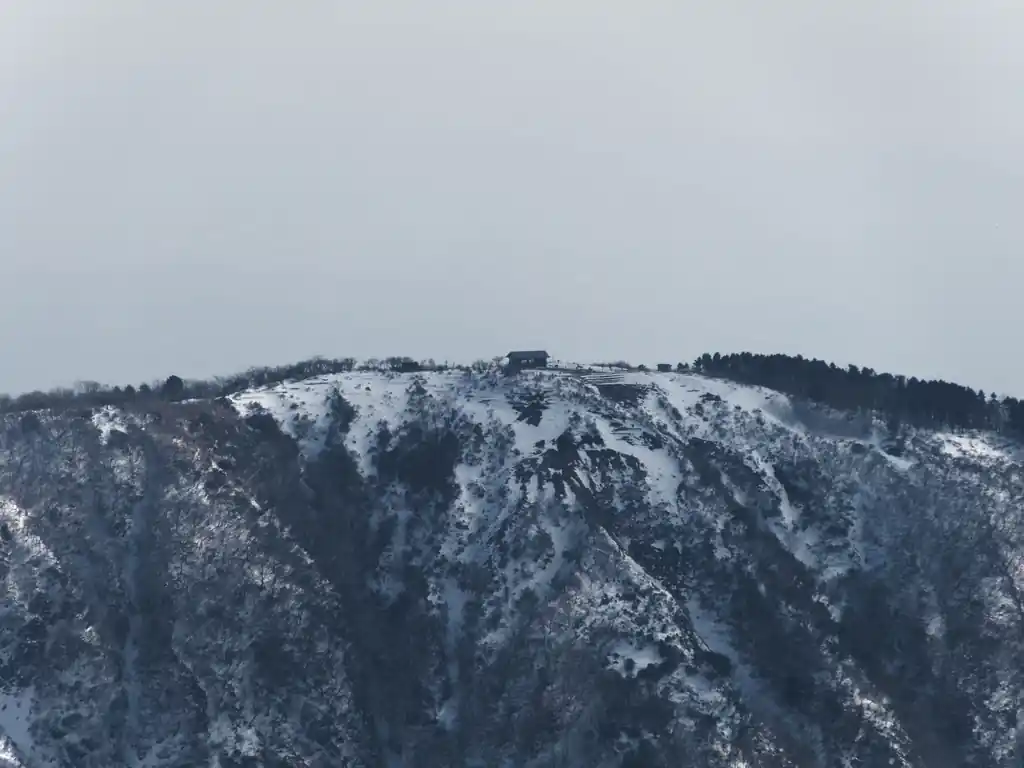 三ノ塔の休憩所。休憩所の近くに立っている登山者らしき姿が…。