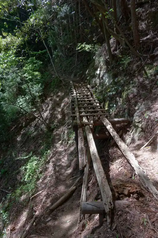 奥多摩駅側は良いのだが、向かい側は巻道に降りるところが少し急。
ロープが垂れており、それを掴んで巻道に降りて歩く。
道は狭いが、一度巻道に降りてしまえば問題ないだろう。