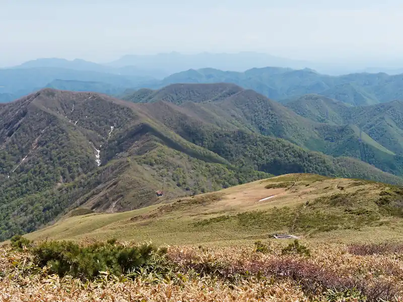 帰りは平標山の家を経由して下山する。こちらは松手山ルートほど急ではないが、最後の林道歩きが長い。