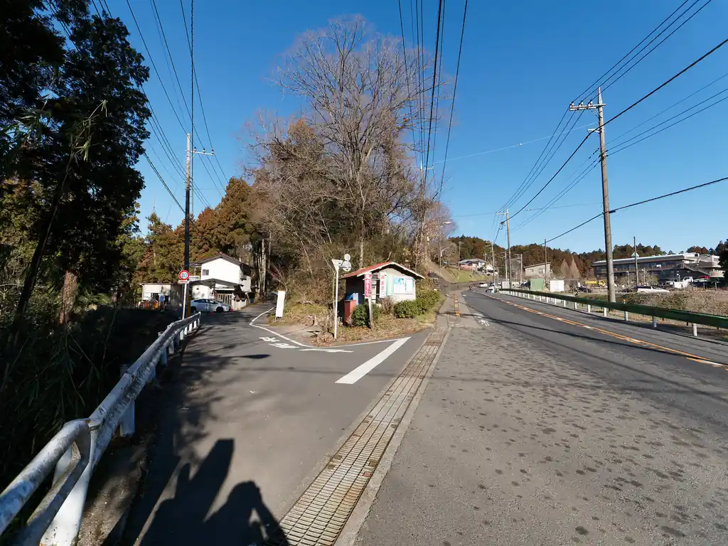 武蔵五日市駅からしばらく舗装路を歩いて登山口へ。
写真の箇所は左へ。