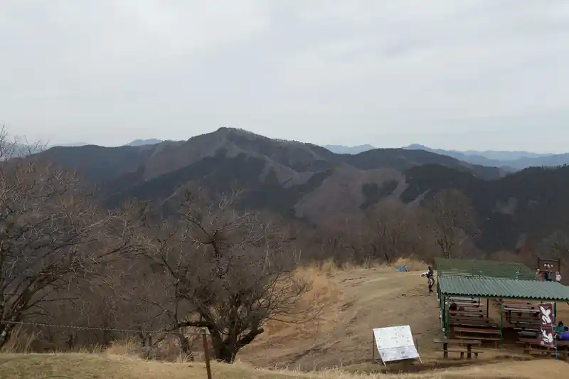 向かいに生藤山。