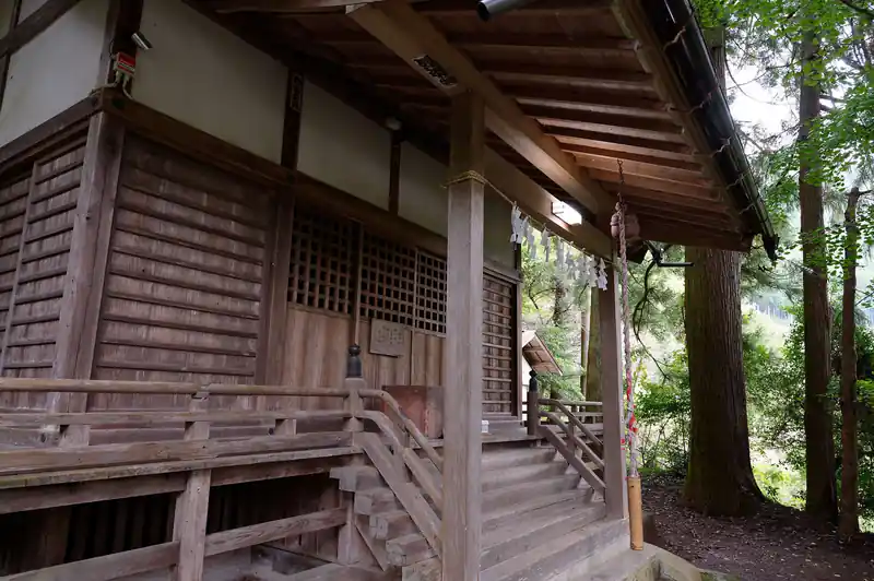 最後に立派な建物の熊野神社に降りてきて終わり。あとは舗装路を10分程度歩けば鳩ノ巣駅に到着する。