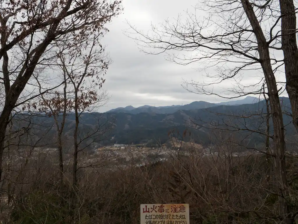 木と枝が邪魔ですが、そこそこの眺め。
